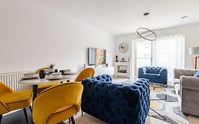 Stunning Station Apartment With Free Parking
